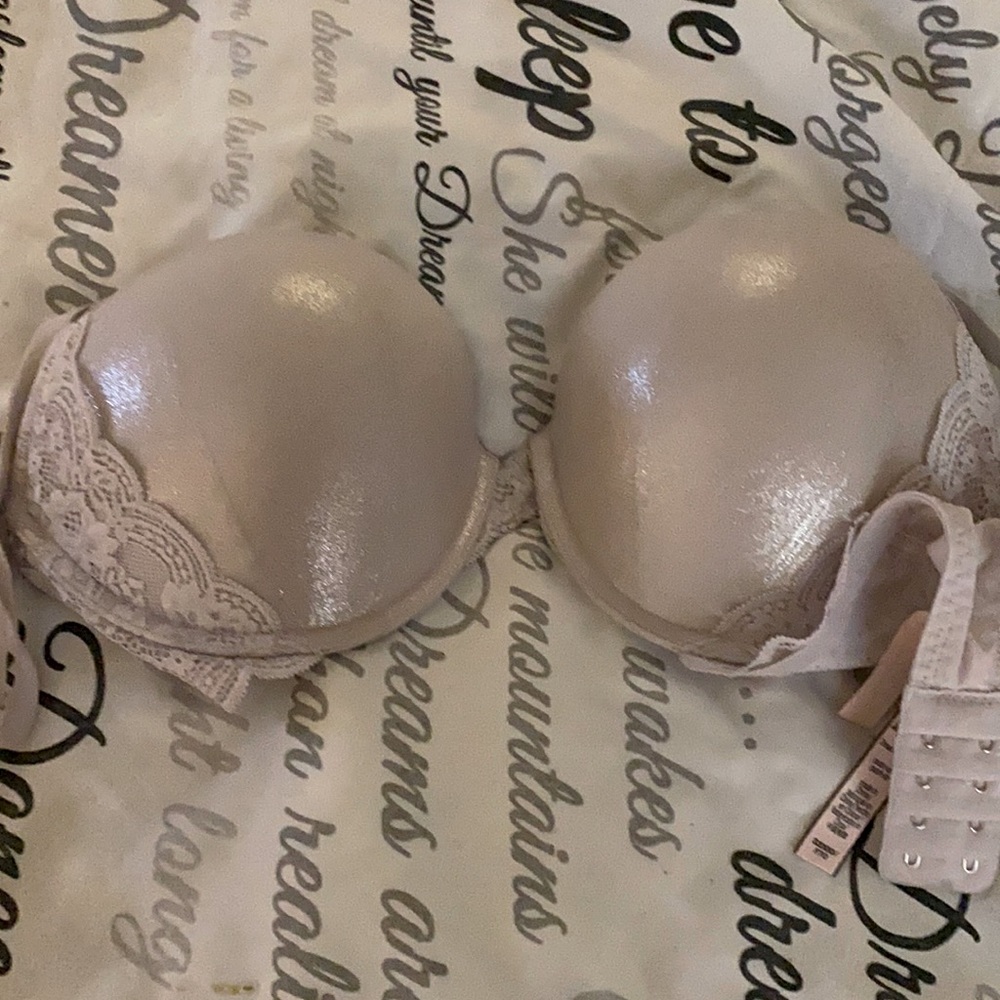 Victoria’s Secret metallic lilac bra 32 DDD. New